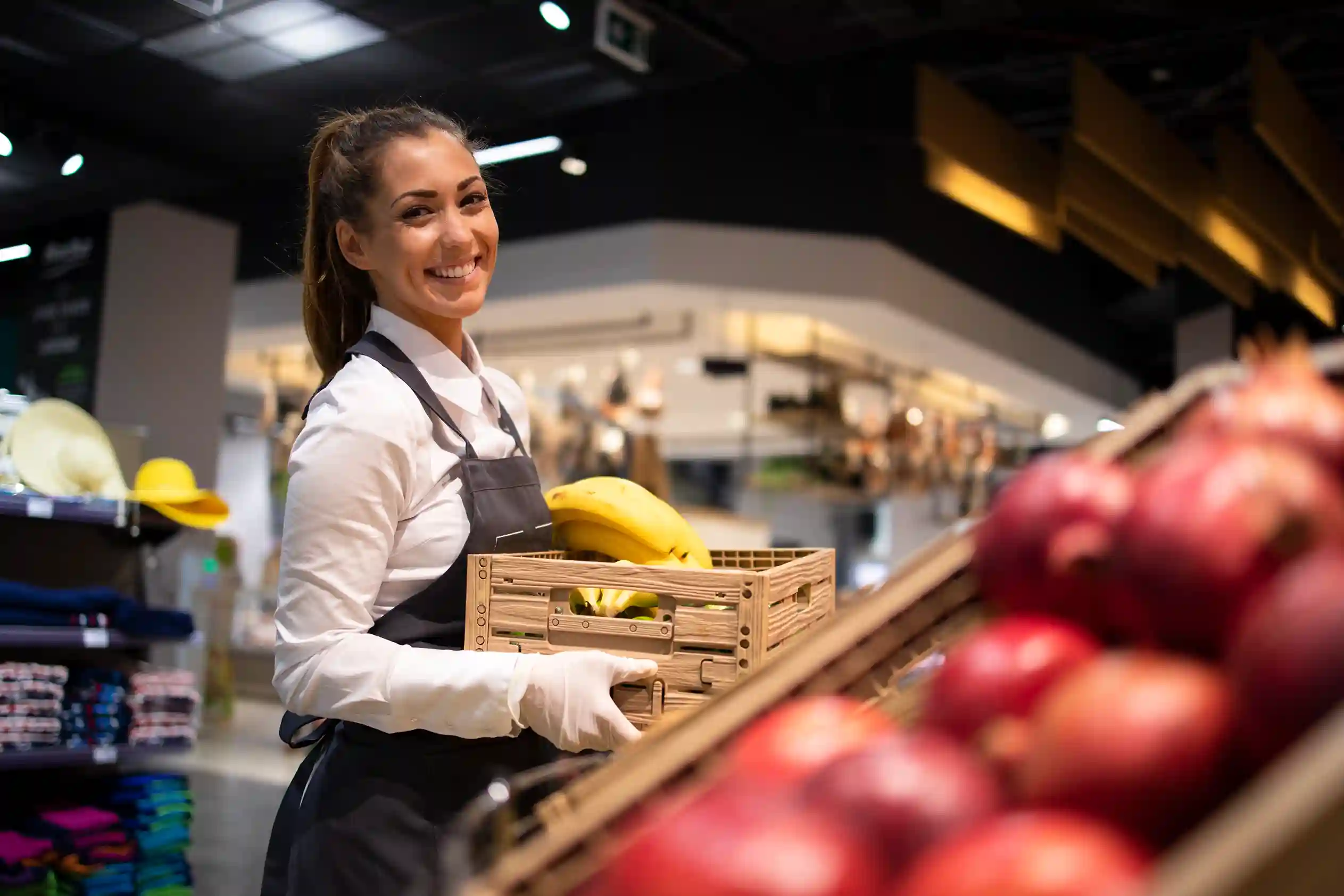 Equipe repondo mercadorias e conferindo preços no supermercado